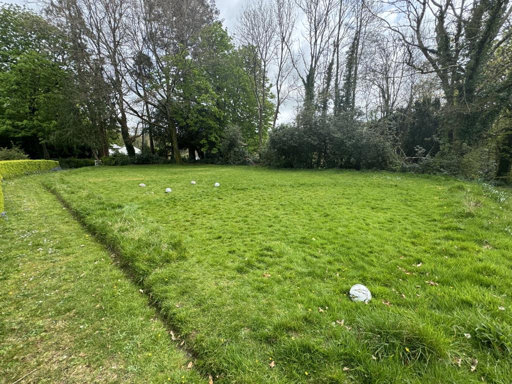 Lot: 105 - DETACHED VICTORIAN RESIDENCE FOR REFURBISHMENT SET IN 1.5 ACRES - front lawn